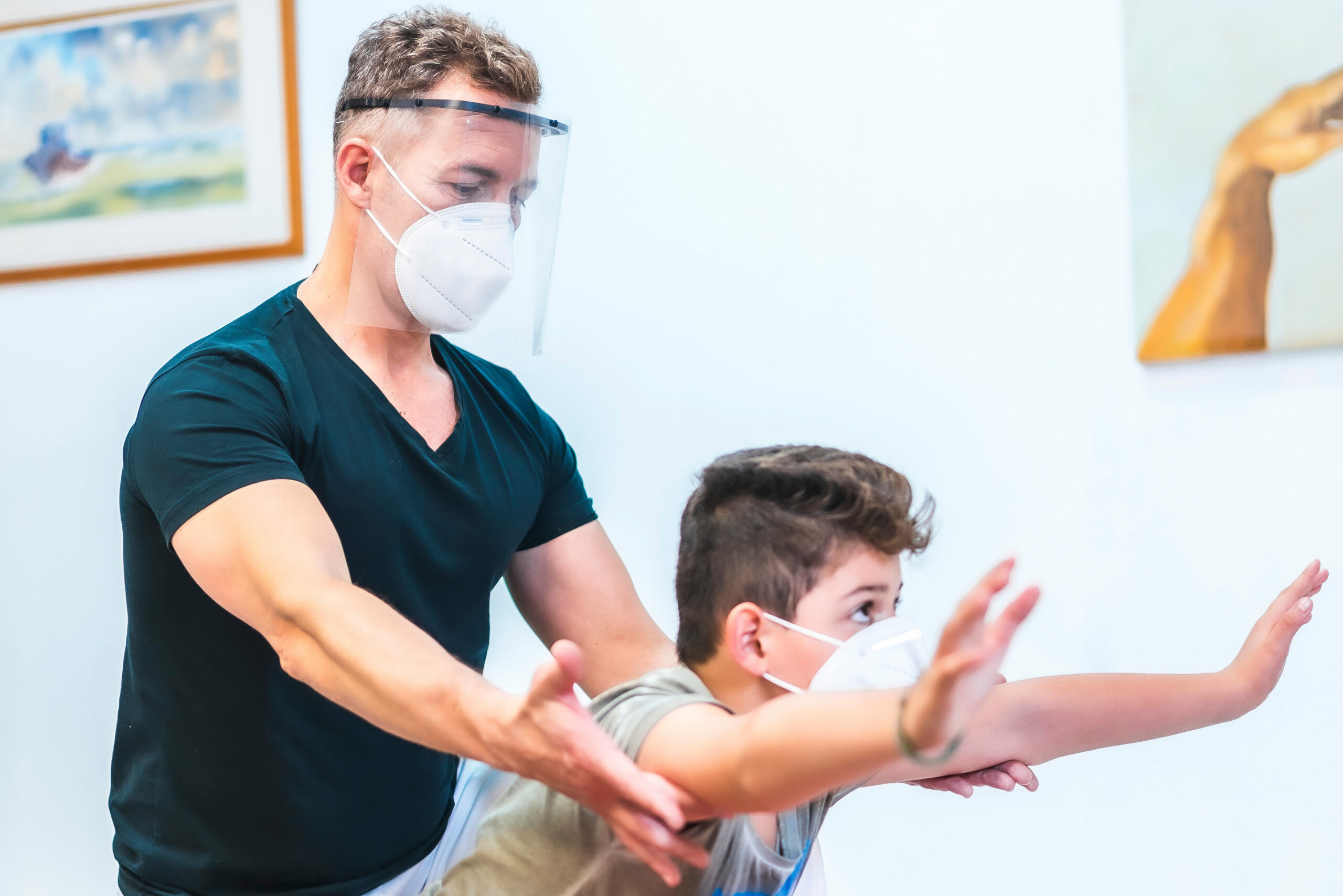 Psychomotricien avec enfant
