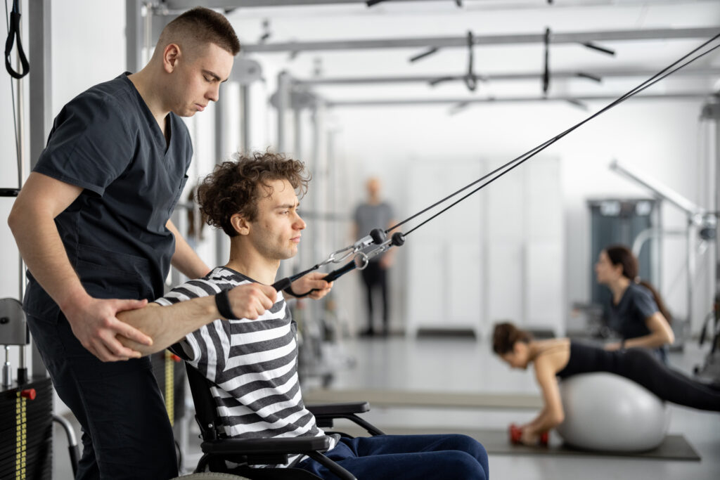 Psychomotricien faisant faire des exercices à son patient